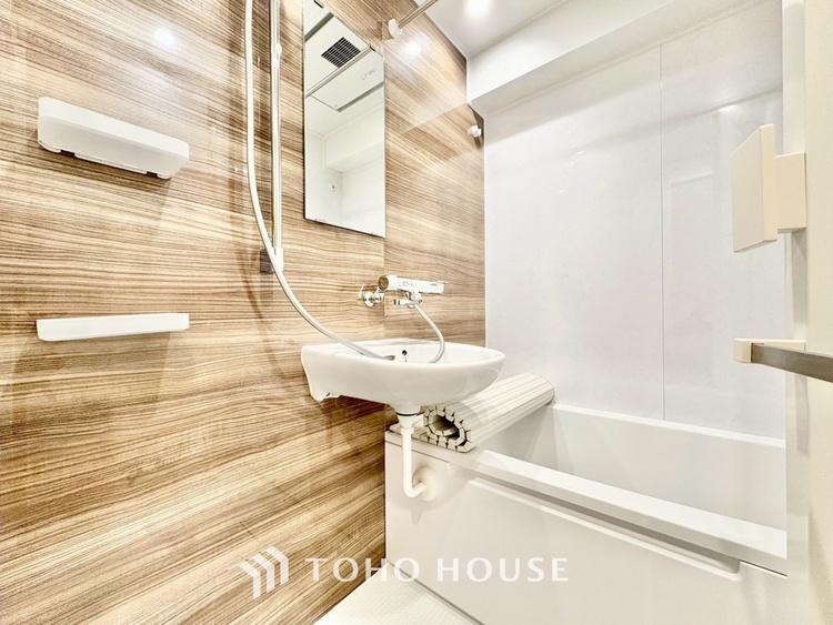 風呂 【浴室】《一日の疲れを落としてくれる場所は、落ち着く場所でなければならない》　高級感溢れるカラーと大きさ・柔らかな曲線で構成された半身浴も楽しめるバスタブが心地よさをもたらします。