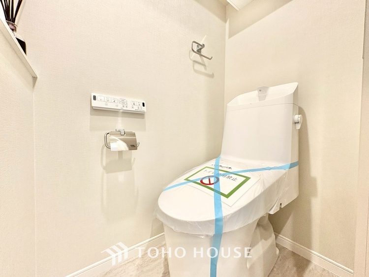 トイレ 清潔感あるホワイト調のクロスと温もり溢れるモダンカラーの床材が見事に調和した本邸宅は、毎日の生活を少しでも快適に過ごして頂ける様に落ち着いた雰囲気作りから行っています。