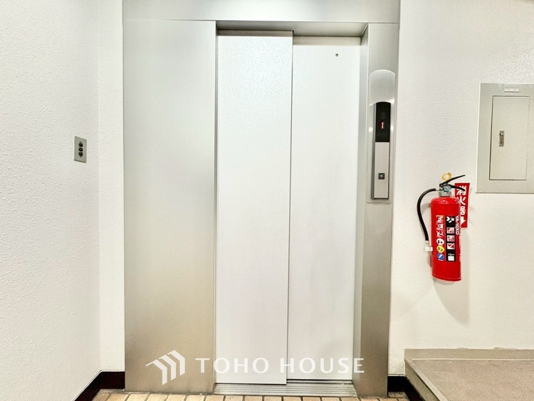 洗面 気持ちの良い朝をつくりだし、夕方には笑顔を取り戻させてくれるミラー。パウダールームはいつでも本来の自分を取り戻せる空間。明るく仕上げてあります。