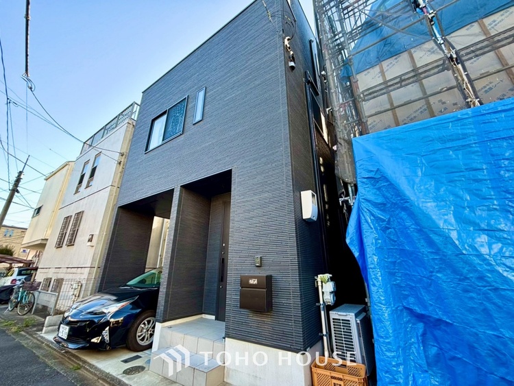 外観 【木漏れ日】の様な採光が優しく足元を照らし、心地いい暮らしの道しるべを写し出す。この空間で過ごす家族との語らいの時間がとても素敵で幸せを感じるかもしれない。