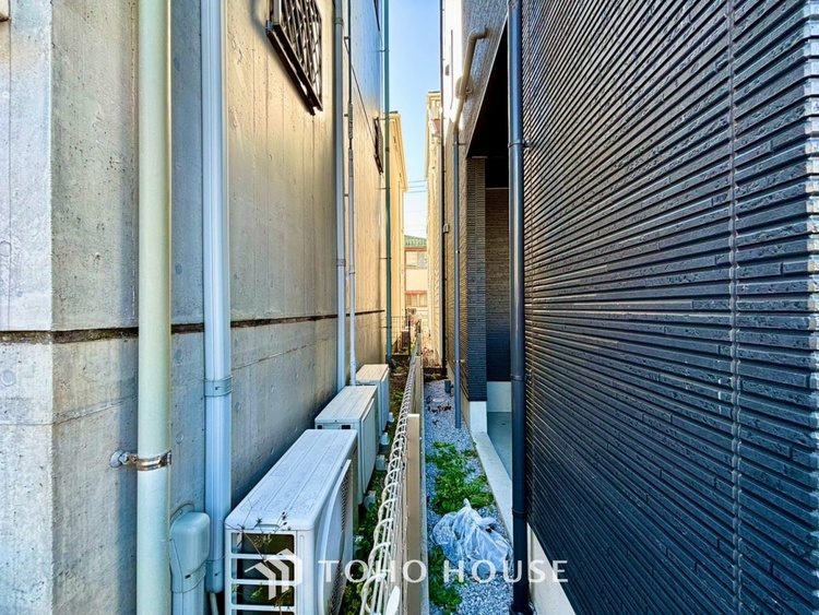 外観 【Bathroom】奥行きが長く足を延ばしてもラクラクのスペース。体の大きい方でも嬉しいワイドサイズ。また、カビが付きにくく軽くこすれば簡単に落ちるお掃除ラクラク仕様です。