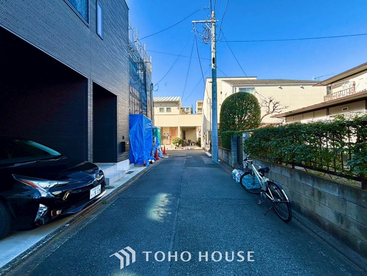 外観 【リビングルーム】天井に埋められた連続する眩い光−ダウンライト。それはまるでフライト航路のアプローチライトのように優美でロマン溢れるポジショニング。