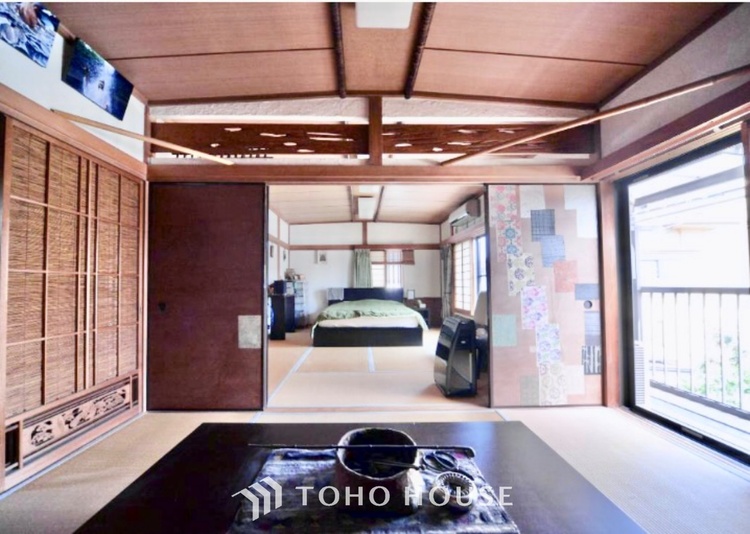 内装 窓を開けベランダに出ると当所なく広がる街と空のスクリーン。風が凪ぎ一時停止する目の前の画面の中、僕は一体何を考えていたのだろう。牧歌な街並みが僕を穏やかにさせてくれる。