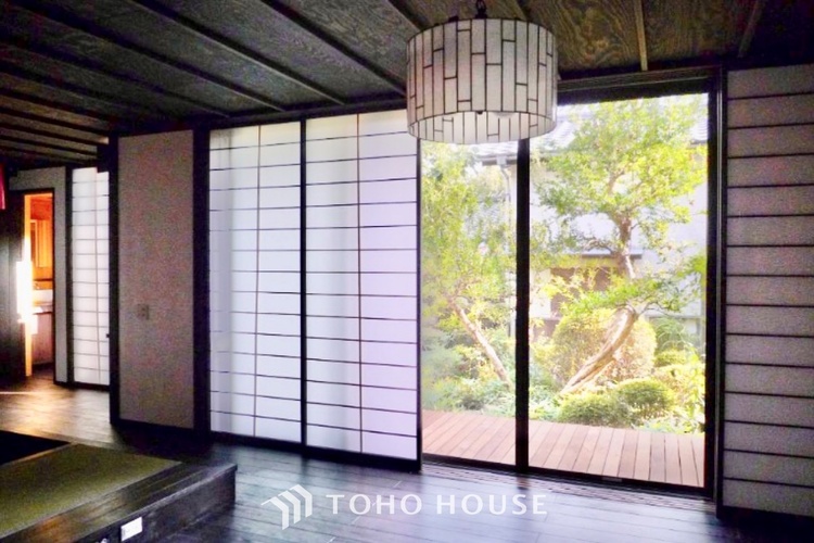 内装 【居心地のいい暮らし】には欠かせない眩い採光。ゆったりとした幅の窓からこの空間に降り注ぐ採光が絶えない。明るいリビングこそ居心地のいい暮らしが待っているのだと思う。