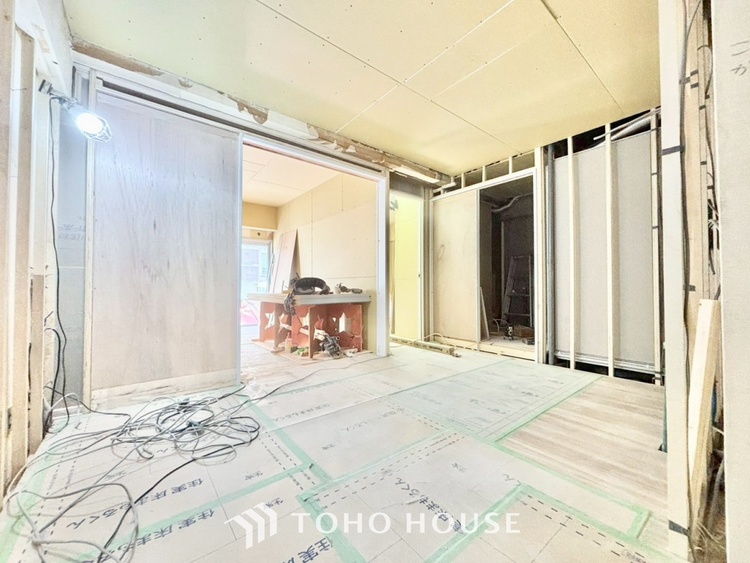 内装 ◆木漏れ日◆の様な採光が優しく足元を照らし、心地いい暮らしの道しるべを写し出す。この空間で過ごす家族との語らいの時間がとても素敵で幸せを感じるかもしれない。