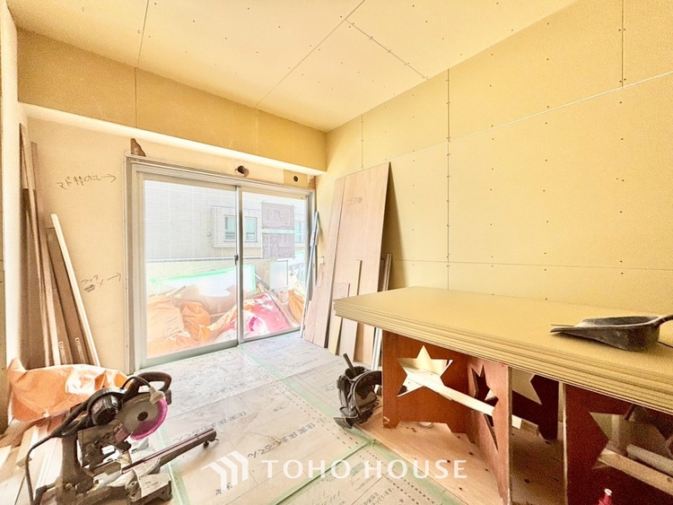 内装 ◆間接照明◆オレンジ色の光が僕達を大人な気分にさせる。静かで優しく語りかけるその光は、今日の終わりを告げてくれ、でも明日にはいい事が必ず来るよ。そんな囁きが聞こえてくる