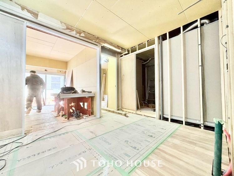 内装 ◆リビング◆たくさんの窓から注ぐ太陽の光。時間の経過とともに光と影のコントラストがこの空間のムードを変え、部屋に変化と温もりをもたらしてくれる。