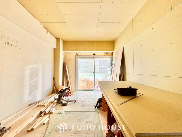 内装 ◆色彩◆この空間に放たれた光は華美なまでに演出されたデザイン。流れる時をより芳醇なコーヒーの様な色彩奏でるアダージョ。そして情景豊かな作品のような暮らしがイメージできる。