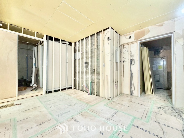 内装 ◆今宵の食卓◆ダウンライトに反射するグラスを眺めながらワインを注ぐ。トクトクと心地いい音をさせながら、フランスの古城を思わせる薫りがたちこめ、とても幸せな時を過ごせる。