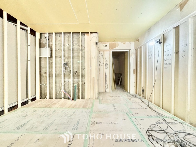 内装 ◆窓を開けると◆冷涼な風、そよぐリビング。だんらんの場所はここから始まり、ここで終わる。家族の笑顔が集う素敵な場所だから、こだわり抜いた思いが詰まっているのだと思う。