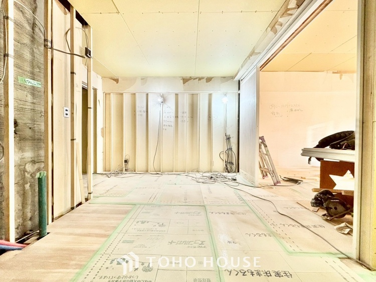 内装 ◆リビング◆そこには目を輝かせ笑顔で見つめてくれる君がいて、「おかえり」の言葉がこだまする。何気ない日々の挨拶は僕にとっては幸せで、同時に君の瞳にも恋している。