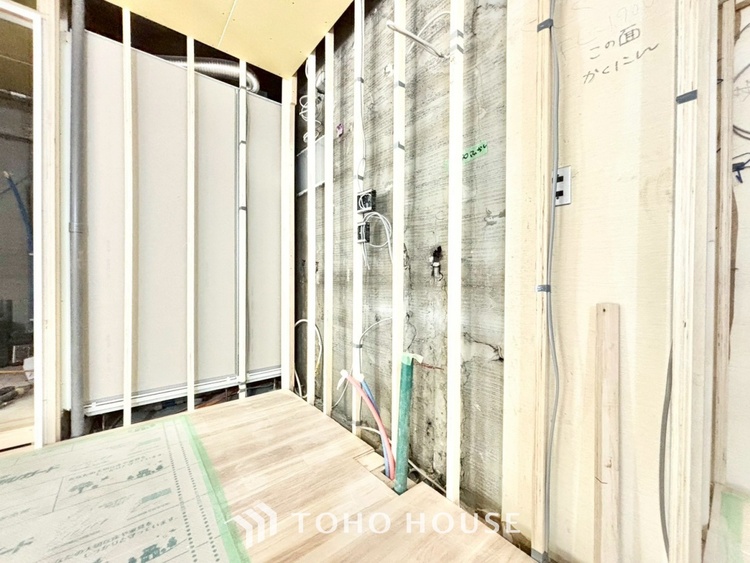 キッチン ◆キッチン◆美しく使いやすいキッチンは油汚れが簡単に拭き取れる素材で加工されており、浄水器シャワーから流す水の音を軽減する静かなシンクを採用。見えないところにさり気ない配慮が嬉しいですね