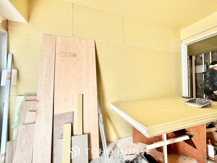 キッチン ◆今宵の食卓◆ダウンライトに反射するグラスを眺めながらワインを注ぐ。トクトクと心地いい音をさせながら、フランスの古城を思わせる薫りがたちこめ、とても幸せな時を過ごせる。