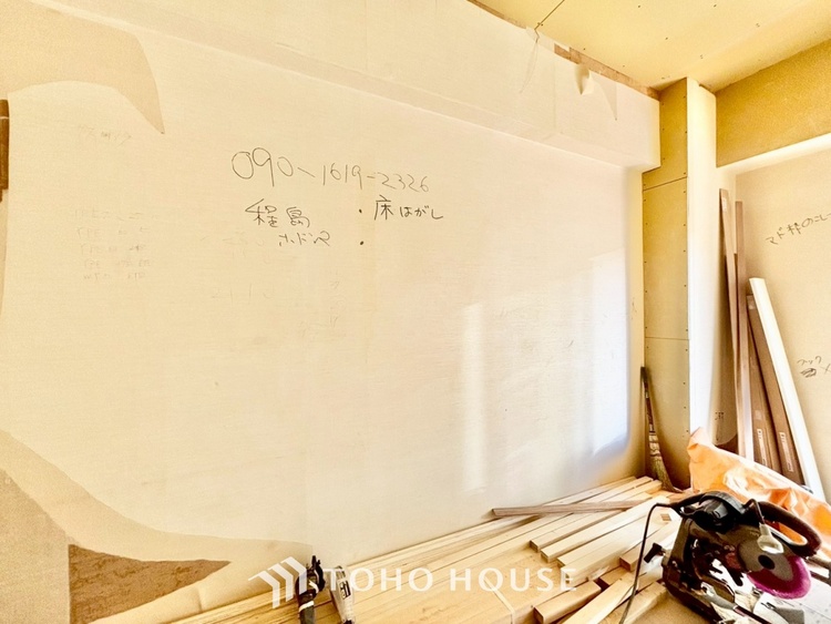 キッチン ◆キッチン◆美味しい料理を作りたくなるような気持にさせてくれる、腕を振るえる自慢のスペース。見上げると柔らかなダウンライトが包み込み、彩りを添えます。艶と光沢のある居心地の良いわが家のキッチン。