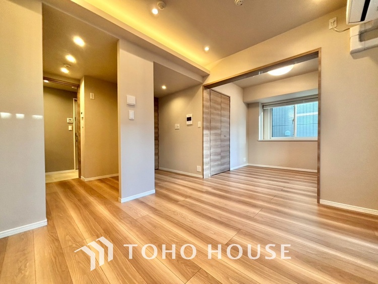 内装 叶えたかったのは落ち着きのあるナチュラルな風合い、そして開放感があるリビング。優雅な気分に浸れる幸せな時間を家族が自然と集まりたくなるこの空間で。