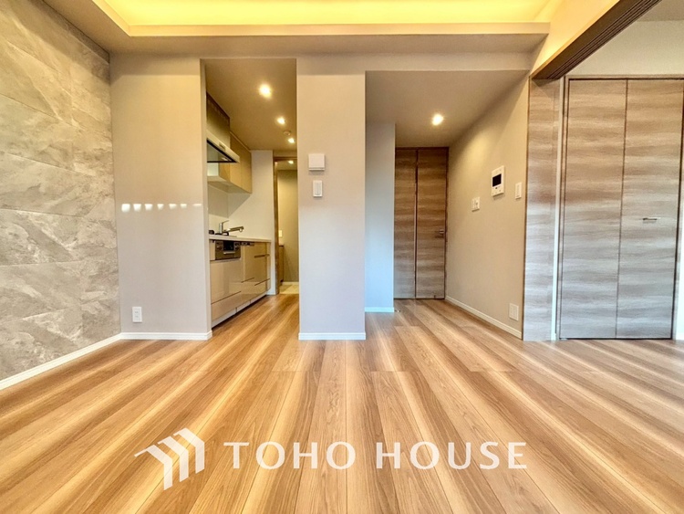 内装 ◆サンサンと◆差し込む太陽の光がこのリビングに笑いをもたらす。ソファの上のクッションがポカポカした暖気にぬくぬくと微睡んでいる。