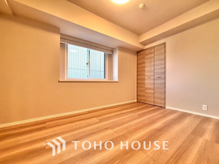 内装 使いやすく、明るい洋室に仕上がります。子供部屋や趣味のお部屋にご利用できます。ご自身で家具などを配置し、素敵な空間を創り上げられます。