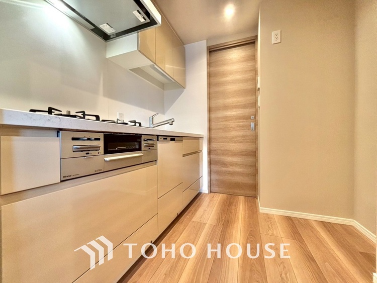 キッチン 手元の収納から、足元の収納までが全てスライド式で、奥のスペースまで有効に活用できます。奥まで上から見渡せるので、たまにしか使わない調理器具もサッと取出せます。