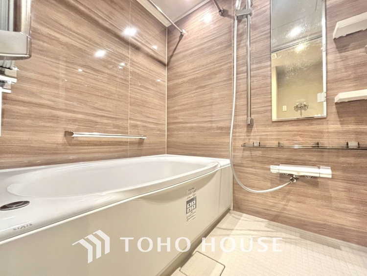 風呂 【浴室】《一日の疲れを落としてくれる場所は、落ち着く場所でなければならない》　高級感溢れるカラーと大きさ・柔らかな曲線で構成された半身浴も楽しめるバスタブが心地よさをもたらします。