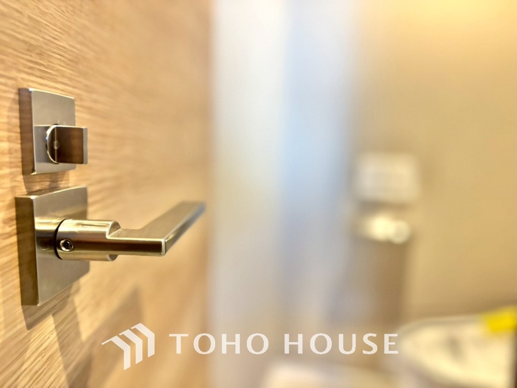 トイレ 清潔感あるホワイト調のクロスと温もり溢れるモダンカラーの床材が見事に調和した本邸宅は、毎日の生活を少しでも快適に過ごして頂ける様に落ち着いた雰囲気作りから行っています。