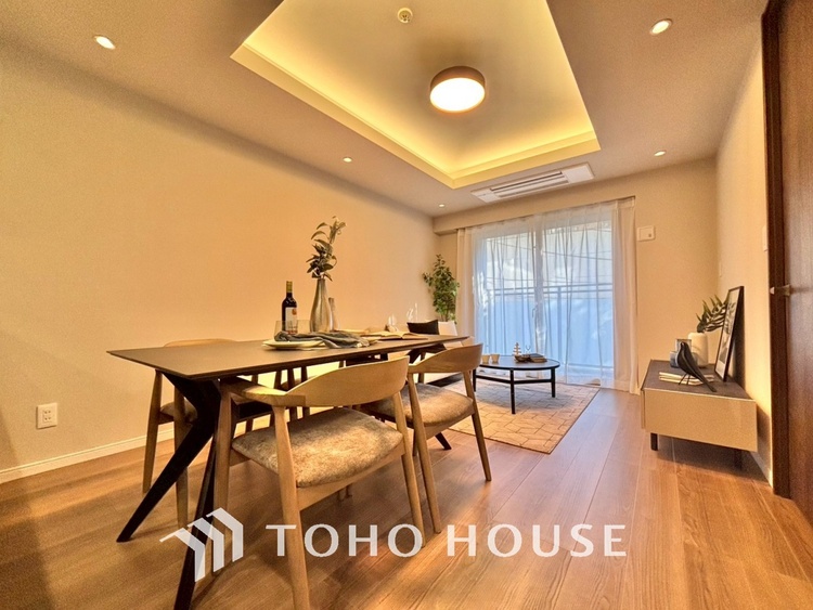 内装 忙しい朝でも、しっかり家族が揃って食事をして頂けるゆとりある大きさのダイニングスペース。リビングと和室の続き間は急な来客時になど使い勝手が良いです