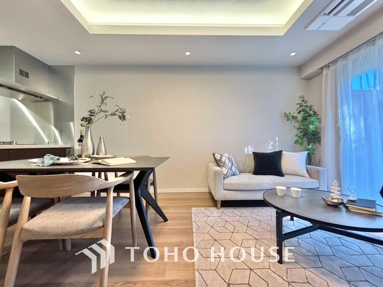 内装 居心地のいい暮らしには欠かせない眩い採光。ゆったりとした幅の窓からこの空間に降り注ぐ採光が絶えない。明るいリビングこそ居心地のいい暮らしが待っているのだと思う。