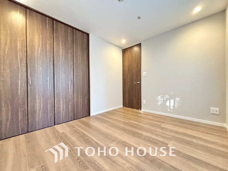 内装 風の通り道。舞い込んでくる風が優しく躍り、室内に爽やかな空気を運んでくる。そこに季節の息吹を感じて、いまがどんな季節なのかを実感する。