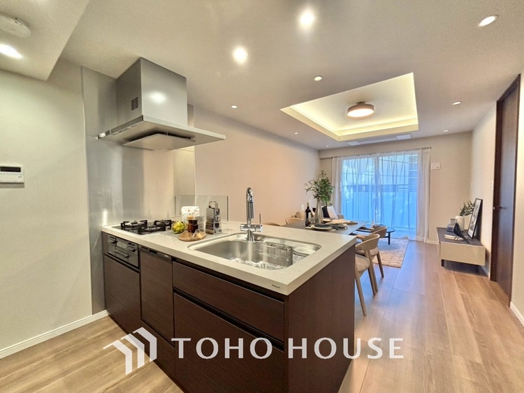 内装 叶えたかったのは落ち着きのあるナチュラルな風合い、そして開放感があるリビング。優雅な気分に浸れる幸せな時間を家族が自然と集まりたくなるこの空間で。