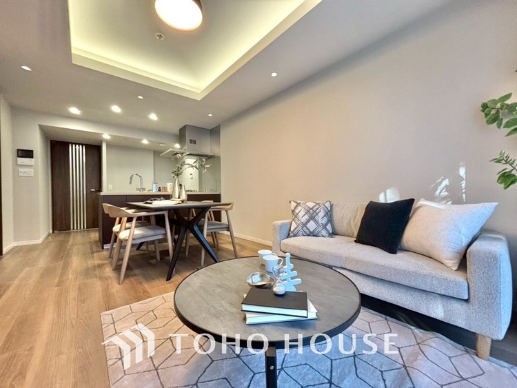 内装 ◆サンサンと◆差し込む太陽の光がこのリビングに笑いをもたらす。ソファの上のクッションがポカポカした暖気にぬくぬくと微睡んでいる。