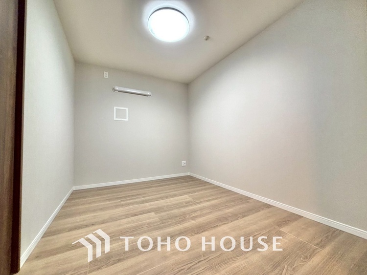 内装 使いやすく、明るい洋室に仕上がります。子供部屋や趣味のお部屋にご利用できます。ご自身で家具などを配置し、素敵な空間を創り上げられます。