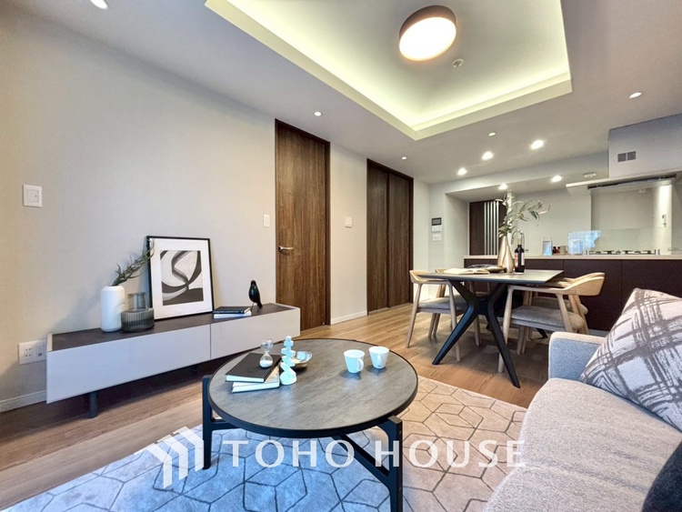 内装 ◆瀟洒な空間◆落ち着きのある彩が見事に調和させた瀟洒な空間を演出。ここに集まる家族の会話と笑顔が絶え間なく続く幸せな空間。