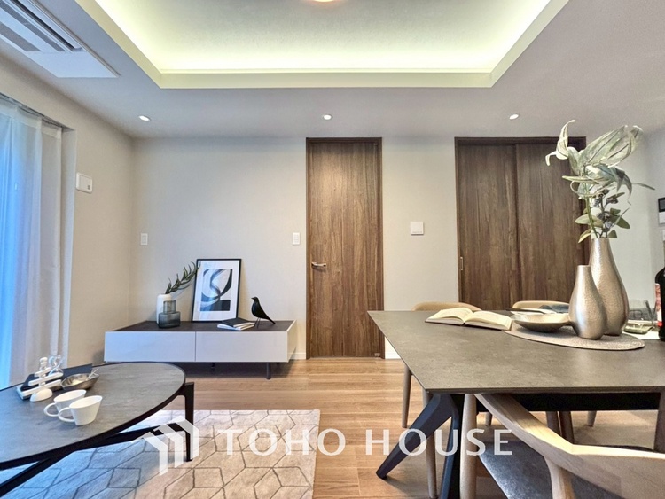 内装 ここはみんなが集い、食事と楽しい会話が始まる場所。話に夢中になりすぎて、ついつい時を忘れ、夜半過ぎになってしまう。そんな束の間の幸せを感じさせてくれます。