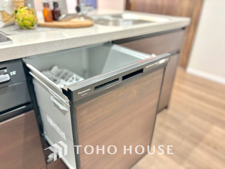 キッチン キッチンは家族の絆を育む大切な空間。シンプルで使い易いシステムキッチンで愉しく作る料理は愛情のある美味しいご馳走に。家族で使えるダイニングキッチンです。