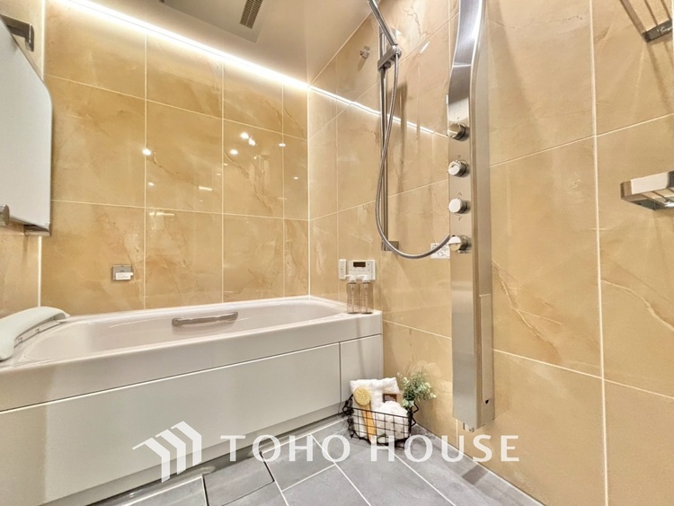 風呂 【浴室】《一日の疲れを落としてくれる場所は、落ち着く場所でなければならない》　高級感溢れるカラーと大きさ・柔らかな曲線で構成された半身浴も楽しめるバスタブが心地よさをもたらします。