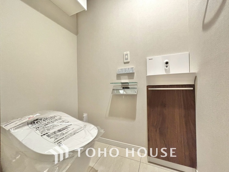 トイレ 清潔感あるホワイト調のクロスと温もり溢れるモダンカラーの床材が見事に調和した本邸宅は、毎日の生活を少しでも快適に過ごして頂ける様に落ち着いた雰囲気作りから行っています。