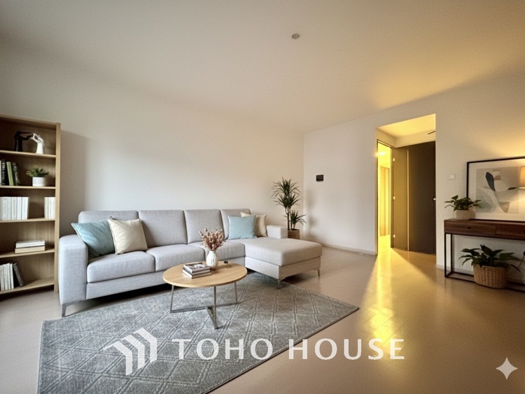 内装 ＊配置してある家具や小物はCGによるイメージ画像です。ゆったりとした幅の窓からこの空間に降り注ぐ採光が絶えない。明るいリビングこそ居心地のいい暮らしが待っているのだと思う。