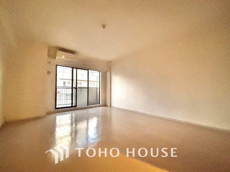 内装 風の通り道。舞い込んでくる風が優しく躍り、室内に爽やかな空気を運んでくる。そこに季節の息吹を感じて、いまがどんな季節なのかを実感する。