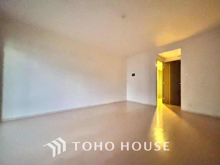 内装 ◆サンサンと◆差し込む太陽の光がこのリビングに笑いをもたらす。ソファの上のクッションがポカポカした暖気にぬくぬくと微睡んでいる。