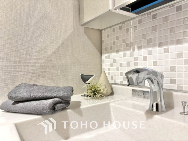 洗面 気持ちの良い朝をつくりだし、夕方には笑顔を取り戻させてくれるミラー。パウダールームはいつでも本来の自分を取り戻せる空間。明るく仕上げてあります。