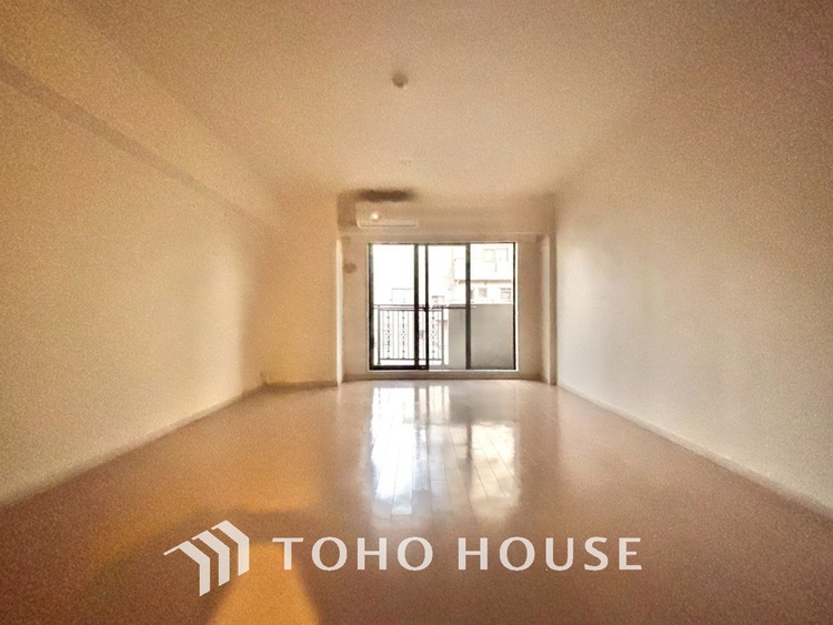 内装 使いやすく、明るい洋室に仕上がります。子供部屋や趣味のお部屋にご利用できます。ご自身で家具などを配置し、素敵な空間を創り上げられます。