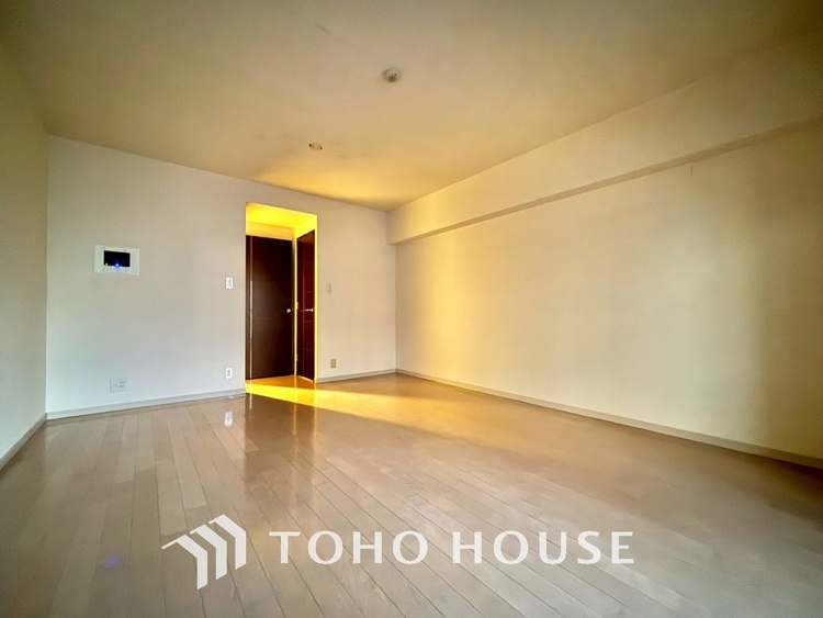 内装 ここはみんなが集い、食事と楽しい会話が始まる場所。話に夢中になりすぎて、ついつい時を忘れ、夜半過ぎになってしまう。そんな束の間の幸せを感じさせてくれます。