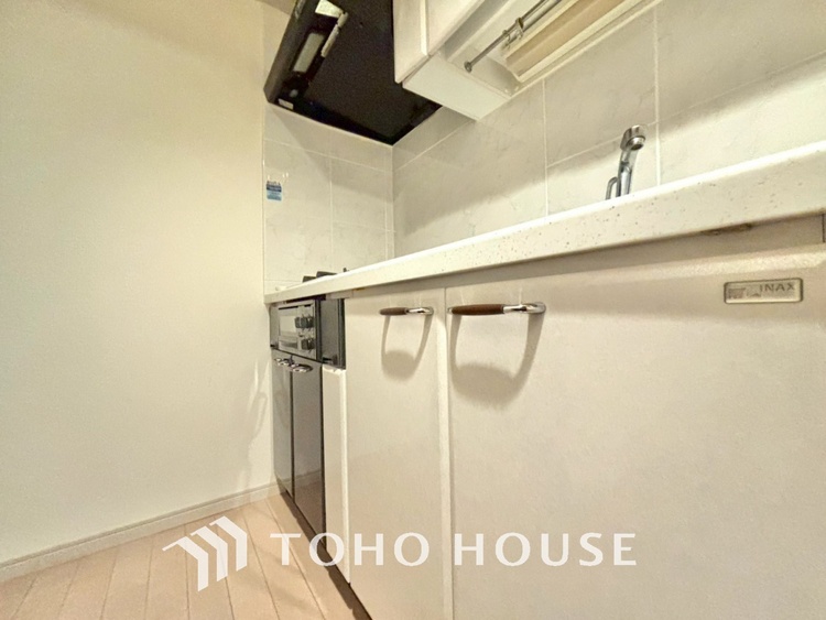 キッチン 手元の収納から、足元の収納までが全てスライド式で、奥のスペースまで有効に活用できます。奥まで上から見渡せるので、たまにしか使わない調理器具もサッと取出せます。