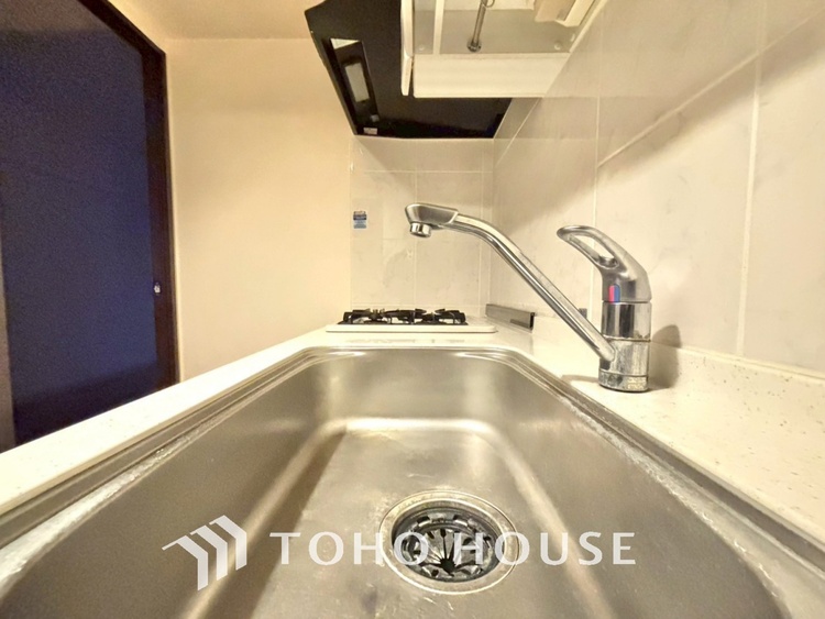 キッチン ◆愛育◆キッチンは家族の絆を育む大切な空間。シンプルで使い易いSystemKitchenで愉しく作る料理は愛情のある美味しいご馳走に。家族で使える広々としたダイニングキッチンです。