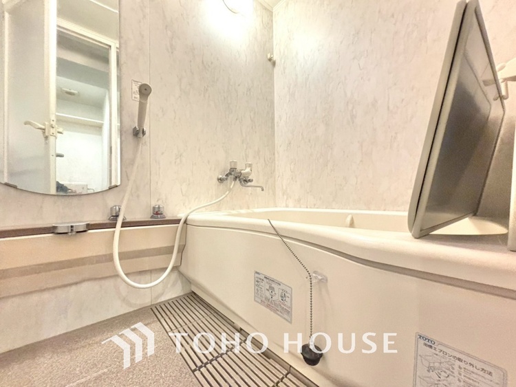 風呂 【浴室】《一日の疲れを落としてくれる場所は、落ち着く場所でなければならない》　高級感溢れるカラーと大きさ・柔らかな曲線で構成された半身浴も楽しめるバスタブが心地よさをもたらします。