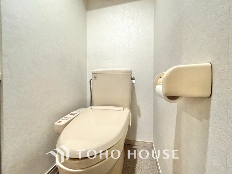 トイレ 清潔感あるホワイト調のクロスと温もり溢れるモダンカラーの床材が見事に調和した本邸宅は、毎日の生活を少しでも快適に過ごして頂ける様に落ち着いた雰囲気作りから行っています。