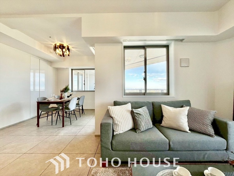 内装 忙しい朝でも、しっかり家族が揃って食事をして頂けるゆとりある大きさのダイニングスペース。リビングと和室の続き間は急な来客時になど使い勝手が良いです。実際の空間を体感してみて下さい！