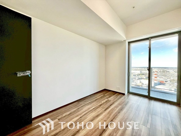 内装 風の通り道。舞い込んでくる風が優しく躍り、室内に爽やかな空気を運んでくる。そこに季節の息吹を感じて、いまがどんな季節なのかを実感する。