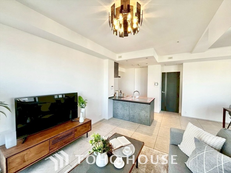 内装 叶えたかったのは落ち着きのあるナチュラルな風合い、そして開放感があるリビング。優雅な気分に浸れる幸せな時間を家族が自然と集まりたくなるこの空間で。