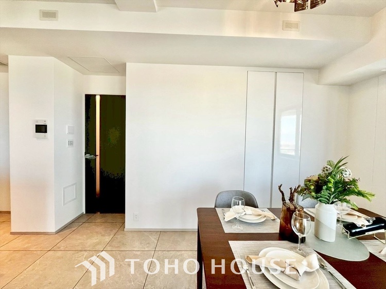 内装 ◆サンサンと◆差し込む太陽の光がこのリビングに笑いをもたらす。ソファの上のクッションがポカポカした暖気にぬくぬくと微睡んでいる。