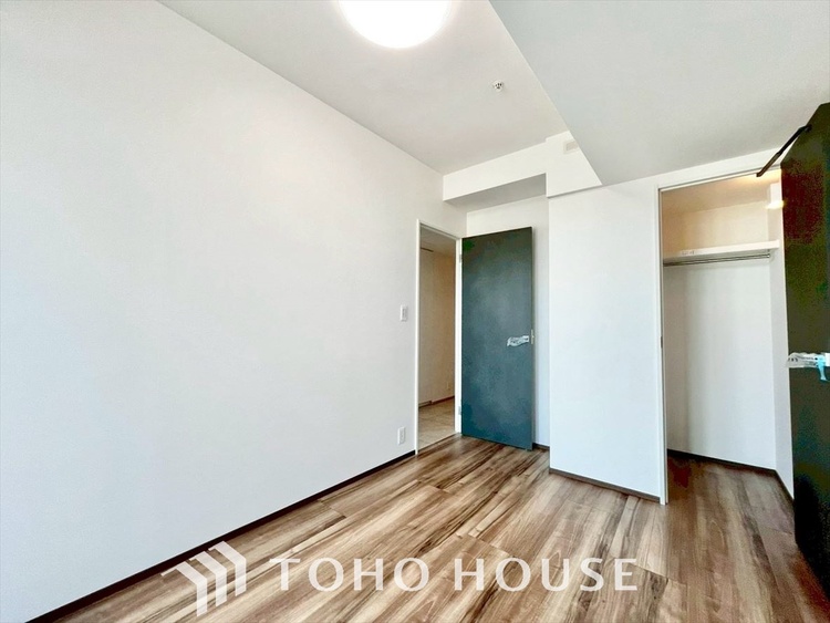 内装 使いやすく、明るい洋室に仕上がります。子供部屋や趣味のお部屋にご利用できます。ご自身で家具などを配置し、素敵な空間を創り上げられます。